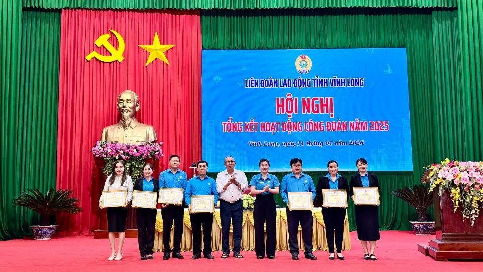 Lanh dao LDLD tinh Vinh Long trao khen thuong cho cac tap the co thanh tich xuat sac trong hoat dong cong doan nam 2025 (tai diem cau Vinh Long). Anh: Hoang Loc