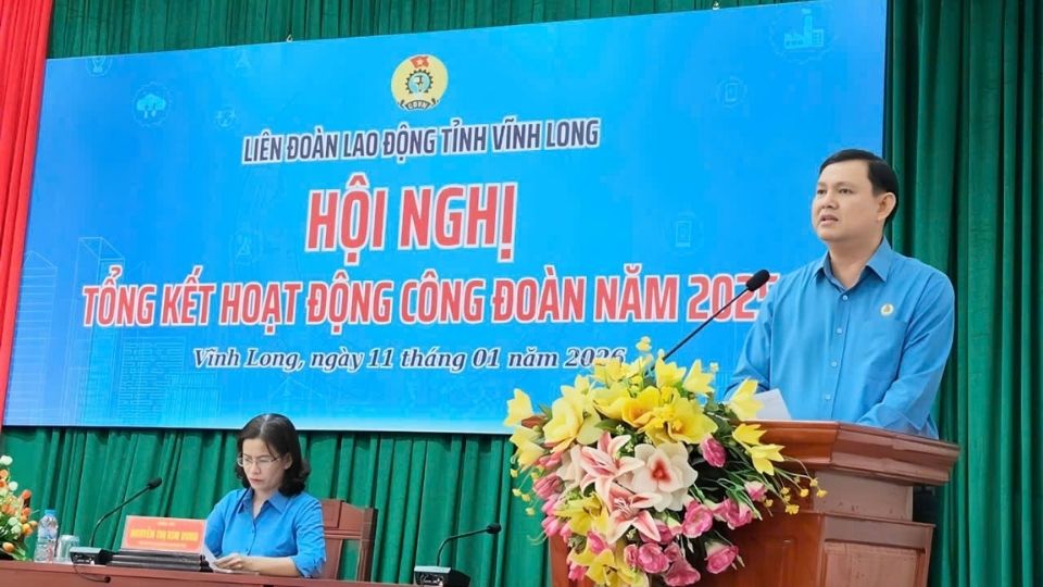 Mr. Nguyen Phuc Linh - Member of the Vietnam General Confederation of Labour, Vice Chairman of the Vietnam Fatherland Front Committee of the province, Chairman of Vinh Long Provincial Labor Federation spoke at the conference. Photo: Hoang Loc