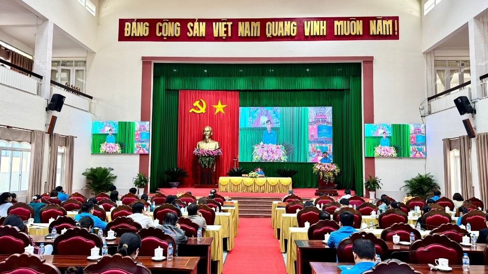 Quang canh Hoi nghi tong ket hoat dong cong doan tinh Vinh Long nam 2025, to chuc truc tiep ket hop truc tuyen tai cac diem cau khu vuc Vinh Long, Ben Tre, Tra Vinh. Anh: Hoang Loc