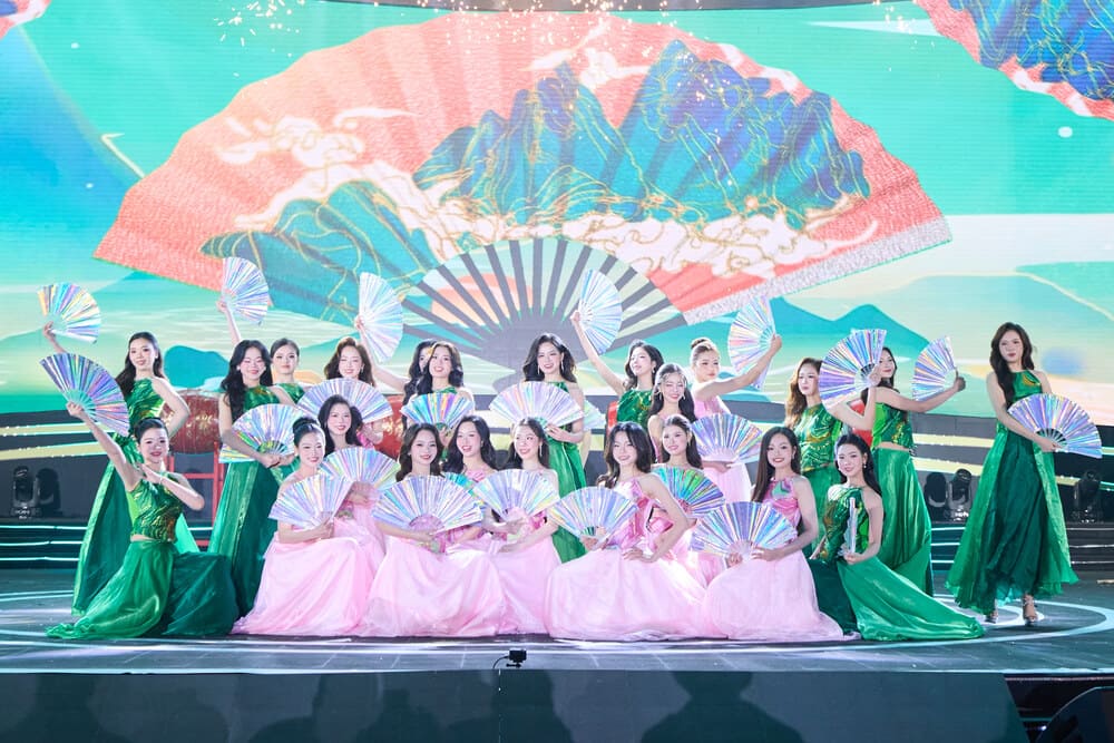  Trong vong Chung khao, cac thi sinh duoc tham gia cac hoat dong trai nghiem khong gian van hoa dan toc, trinh dien chuong trinh Nguoi dep thoi trang - Vietnam Fashion Tour toi 9/1. Ho con den tham cac ngoi den noi tieng; den Bao tang Van hoa Sa Pa; trai nghiem khong gian van hoa dan toc Giay; chinh phuc dinh Fansipan; trao qua cho cac hoan canh kho khan tai xa Ta Van…  