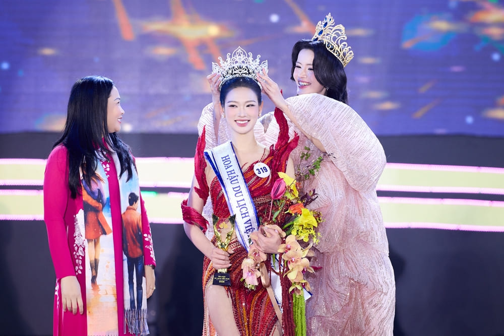 Miss Tourisme Vietnam 2024 - Pham Thi Ngoc Quynh a couronne la nouvelle Miss Tourisme Vietnam 2026 - Nguyen Phuong Linh. Photo: Comite d'organisation