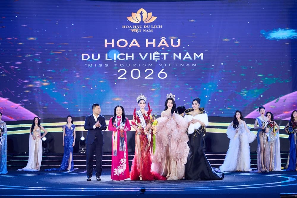Thi sinh dat danh hieu Hoa hau Du lich Viet Nam 2026 nhan tong gia tri giai thuong tien mat va qua tang hien vat tuong duong 300.000.000 trieu dong (Ba tram trieu dong); 1 chuyen tham quan, giao luu van hoa, du lich tai Phap - Italy - Thuy Si.