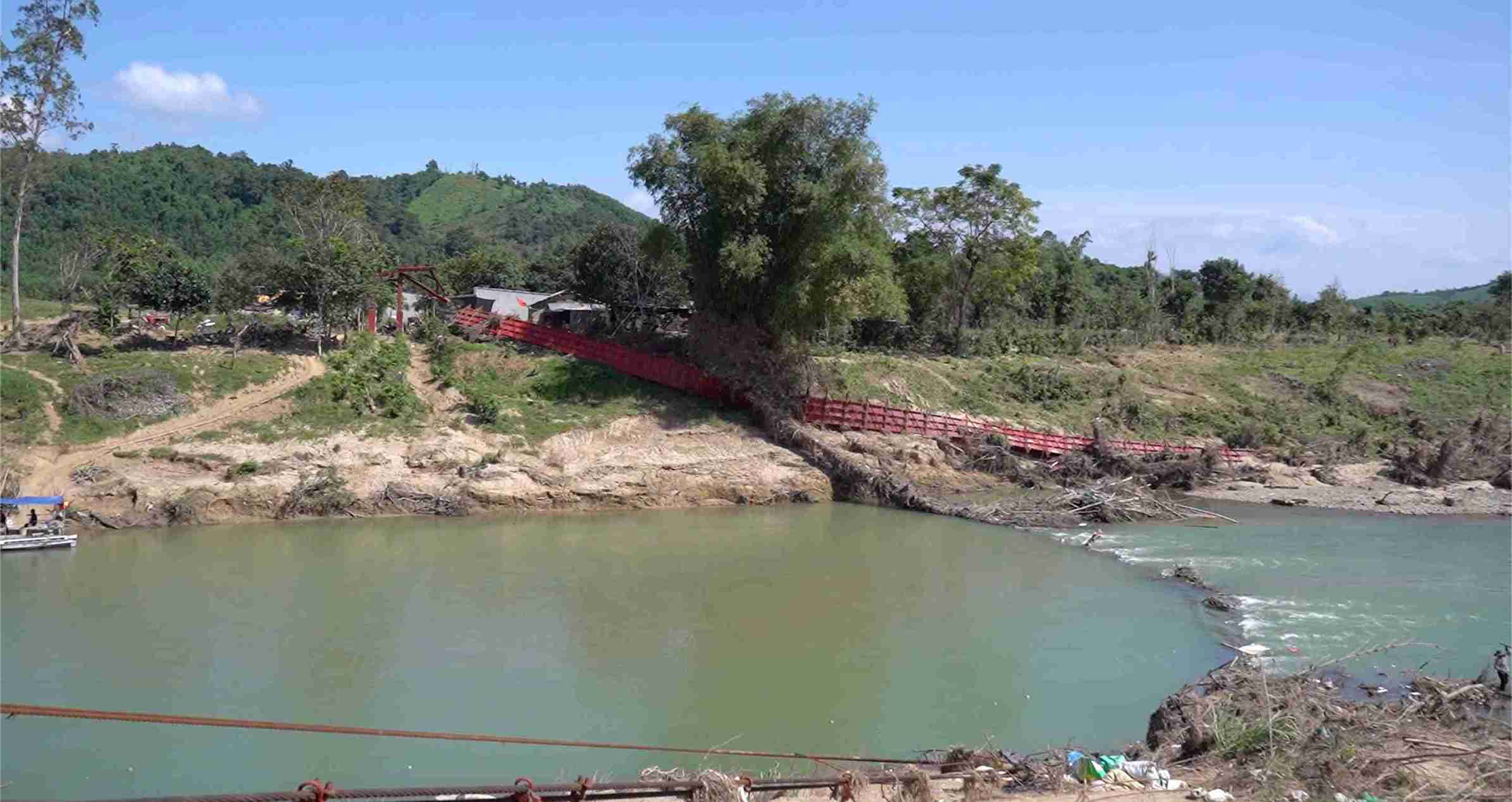 Cay cau treo Khanh Nam dai hon 90m bac qua song bi lu cuon troi hoan toan. Anh: Huu Long