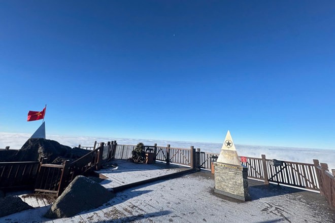 Fansipan appears frost in days when temperatures drop deeply, severely cold. Photo: Lan Huong