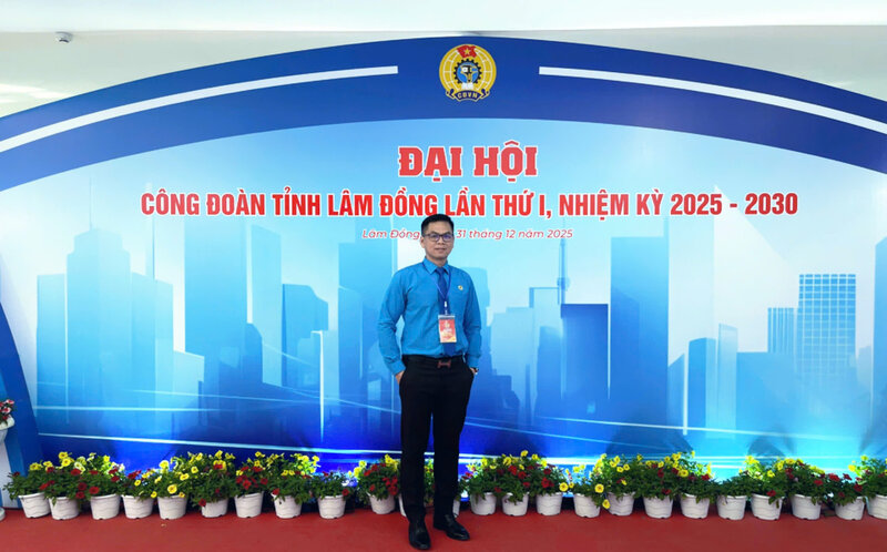 Mr. Nguyen Hoa - Chairman of the Trade Union of Tuy Phong Garment Enterprise is assessed as a dedicated person, a solid support for 2,350 workers here. Photo: Lam Duc