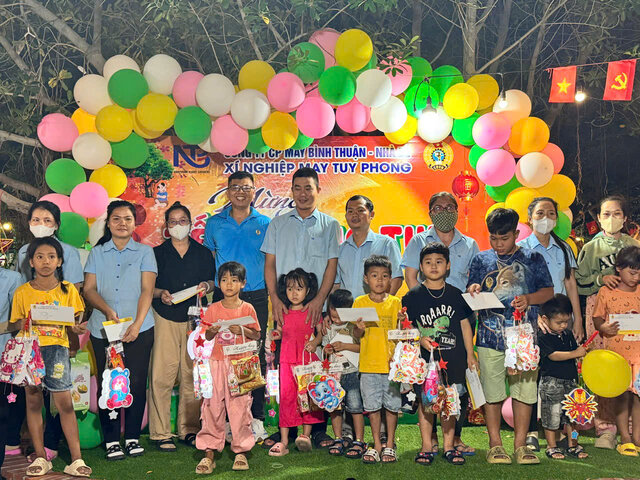 Anh Nguyen Hoa - Chu tich Cong doan co so Xi nghiep May Tuy Phong (ao xanh) vui trung thu cung con cong nhan lao dong o xi nghiep. Anh: Lam Duc