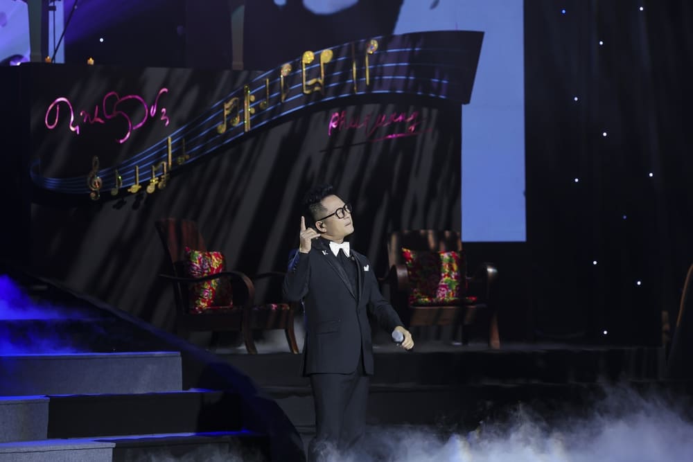 oi cac tac pham Em oi Ha Noi pho hay Ha Noi ngay tro ve cua nhac si Phu Quang, Bang Kieu co su dong cam rat lon vi cung tung song xa thu do nhieu nam va moi lan ve deu muon quay tro lai nhung con pho nho gan voi tuoi tho, duoc nhung nguoi quen cu goi bang biet danh “thang Bau“. Anh: Manh Nguyen