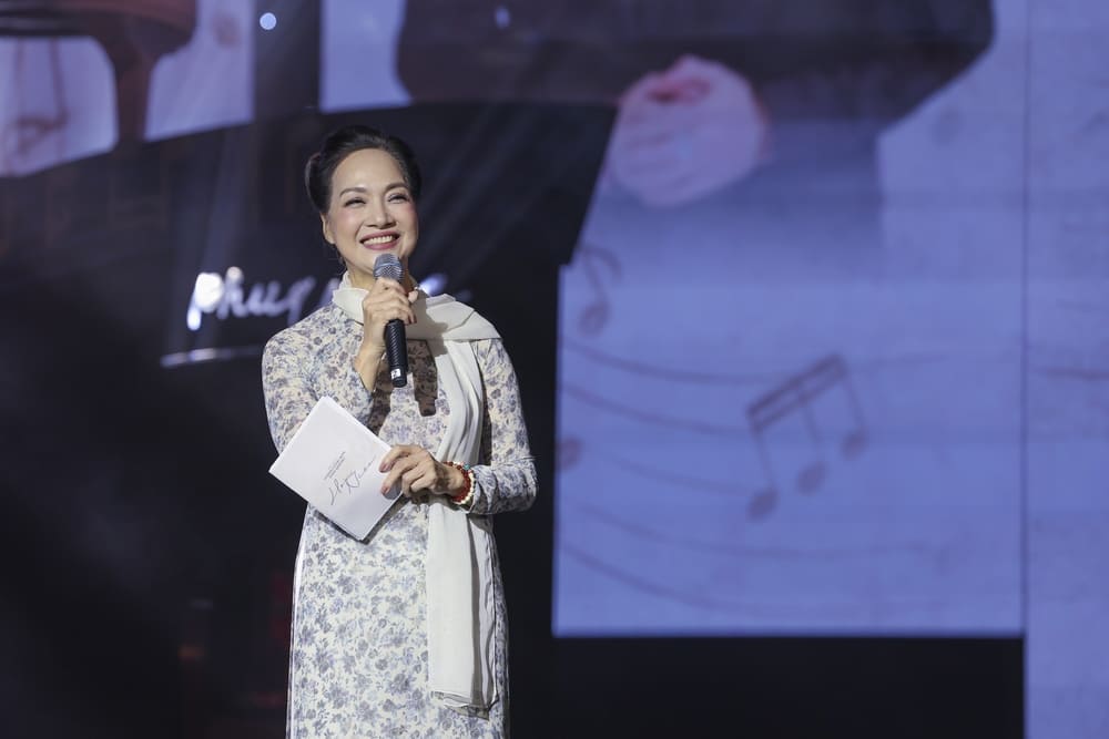 NSND Le Khanh lam nguoi dan dat chuyen trong dem nhac Trinh Cong Son - Phu Quang. Anh: Manh Nguyen