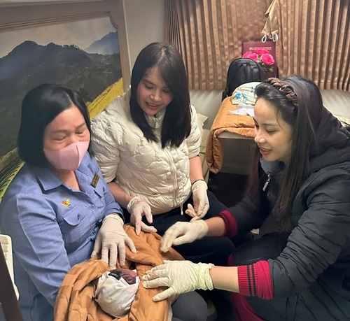 Thong Nhat SE4 train becomes a "lifeline", train crew supports pregnant women to give birth safely. Photo: BRT
