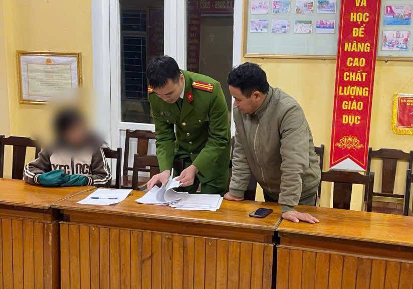 Cong an xa Tan Linh trieu tap phu huynh va em L den lam viec. Anh: CACC