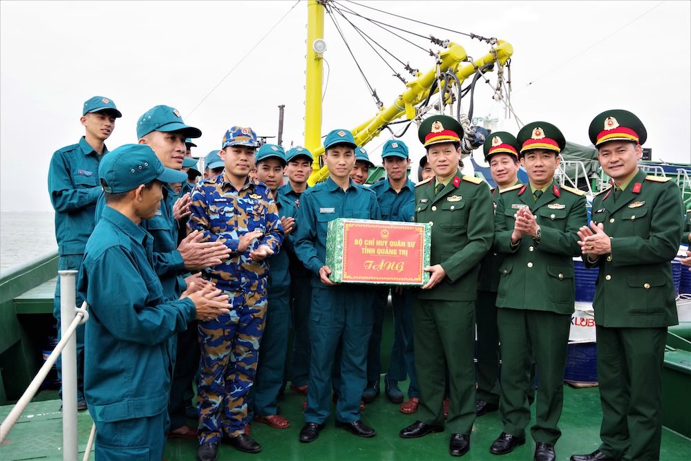 クアンチ省軍事司令部の代表団は、ビンゴ旧正月期間中の海上勤務任務に参加する準備をしているクアンチ省民兵常駐海軍の幹部と兵士を見舞い、励まし、任務を割り当てました。写真:スアン・ディエン