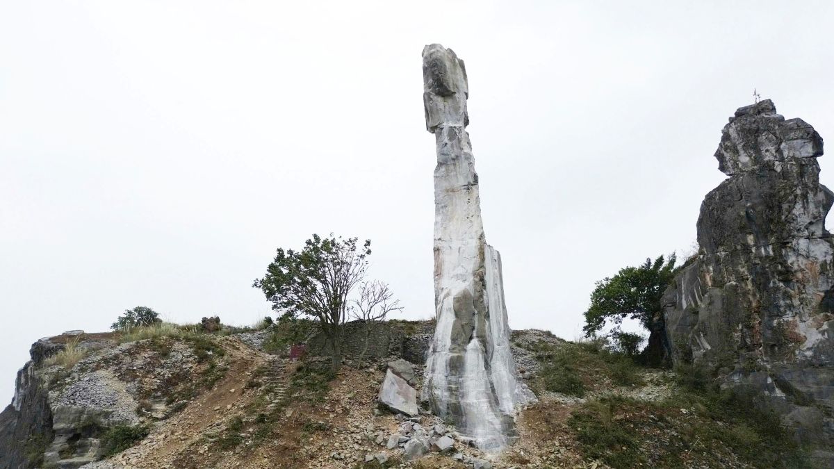 Di tich Hon Vong Phu co dien mao moi, voi mau trang chu dao. Anh: Quach Du