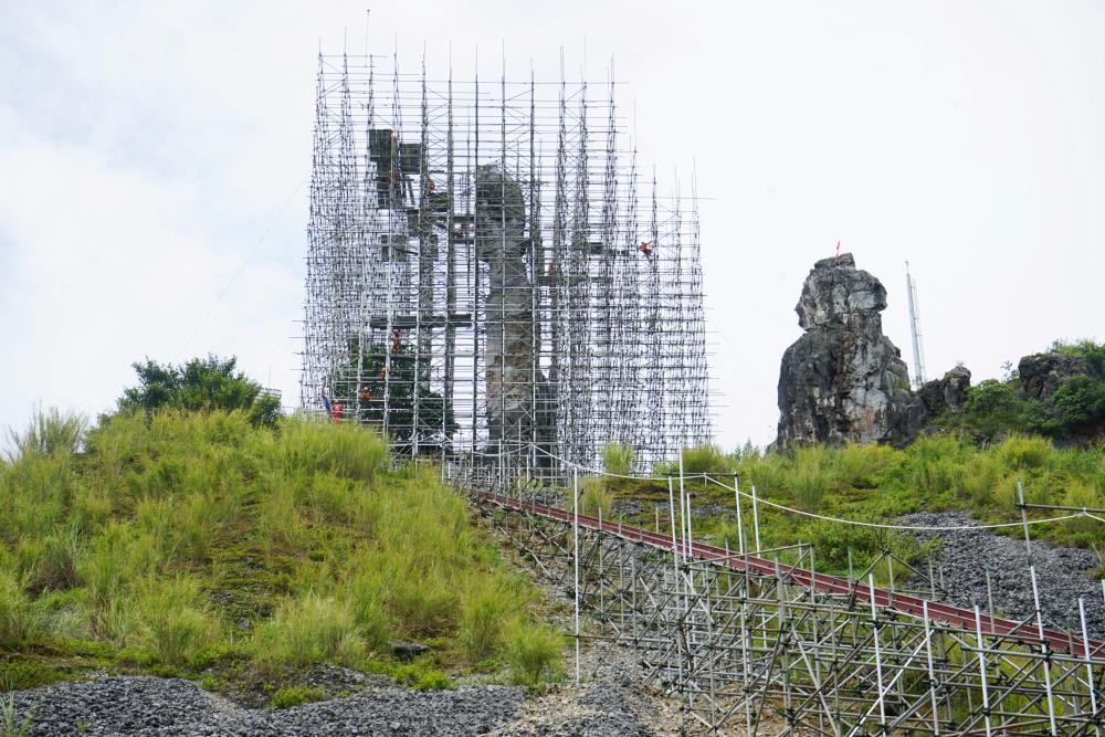 Thoi diem don vi thi cong thuc hien viec gia co di tich Hon Vong Phu. Anh: Quach Du