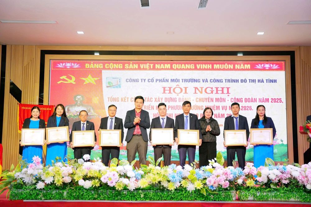 Many collectives and individuals of Ha Tinh Urban Environment and Construction Joint Stock Company were commended by all levels for their outstanding achievements in 2025. Photo: Ha Tinh Trade Union