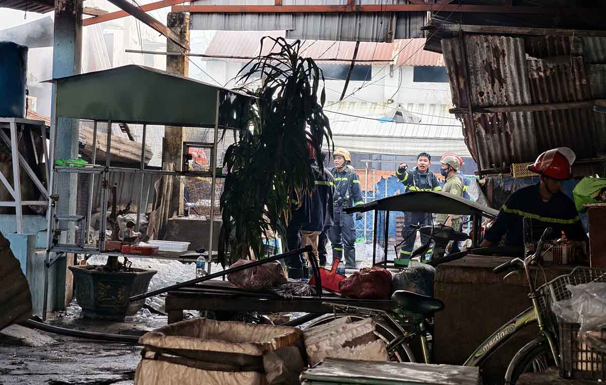 Scene of the fire at a row of houses in the Binh Trung market area in Ho Chi Minh City. Photo: Anh Tu