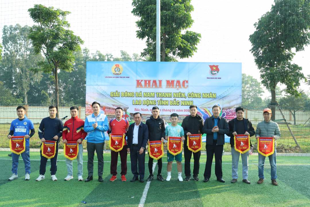 Teams participating in the football tournament receive the Memorial Flag. Photo: Quyet Chien