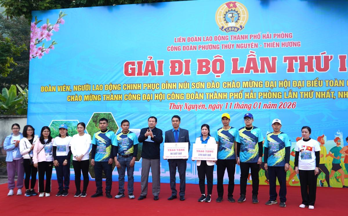 LDLD TP Hai Phong trao qua Tet cho doan vien, NLD co hoan canh kho khan. Ảnh: Mai Dung