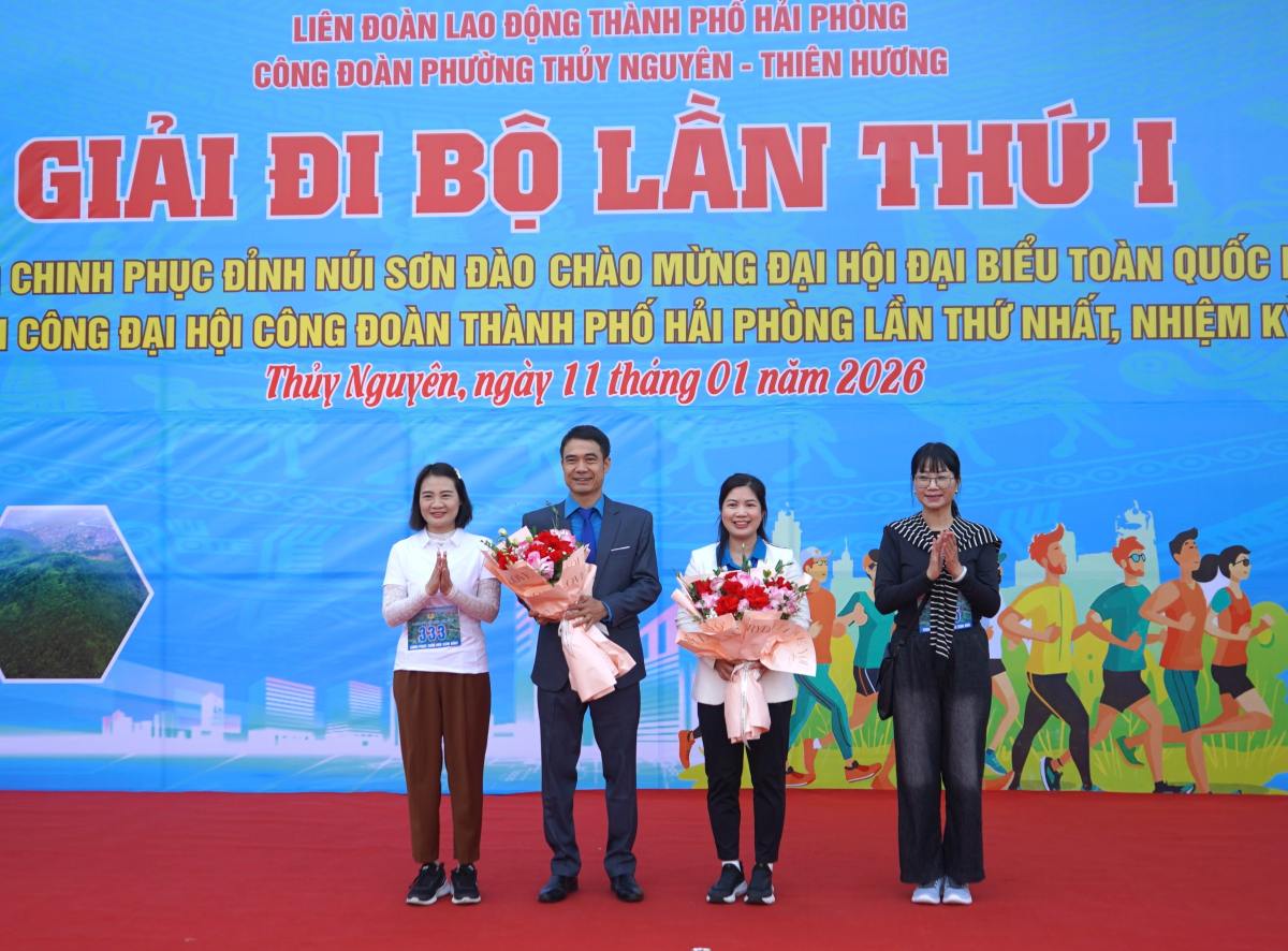 Lanh dao 2 phuong Thien Huong - Thuy Nguyen tang hoa chuc mung thanh cong giai di bo. Ảnh: Mai Dung