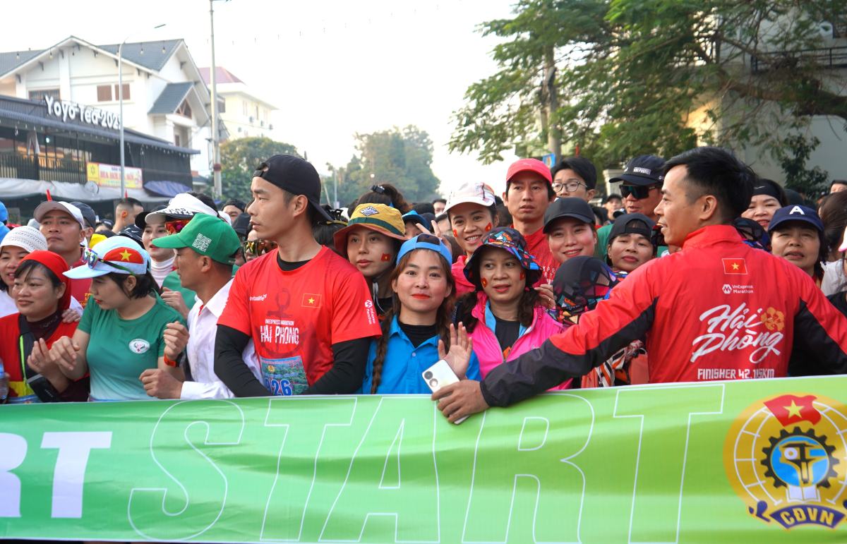Cac van dong vien co mat tu sang som, hao hung tham gia duong dua. Ảnh: Mai Dung