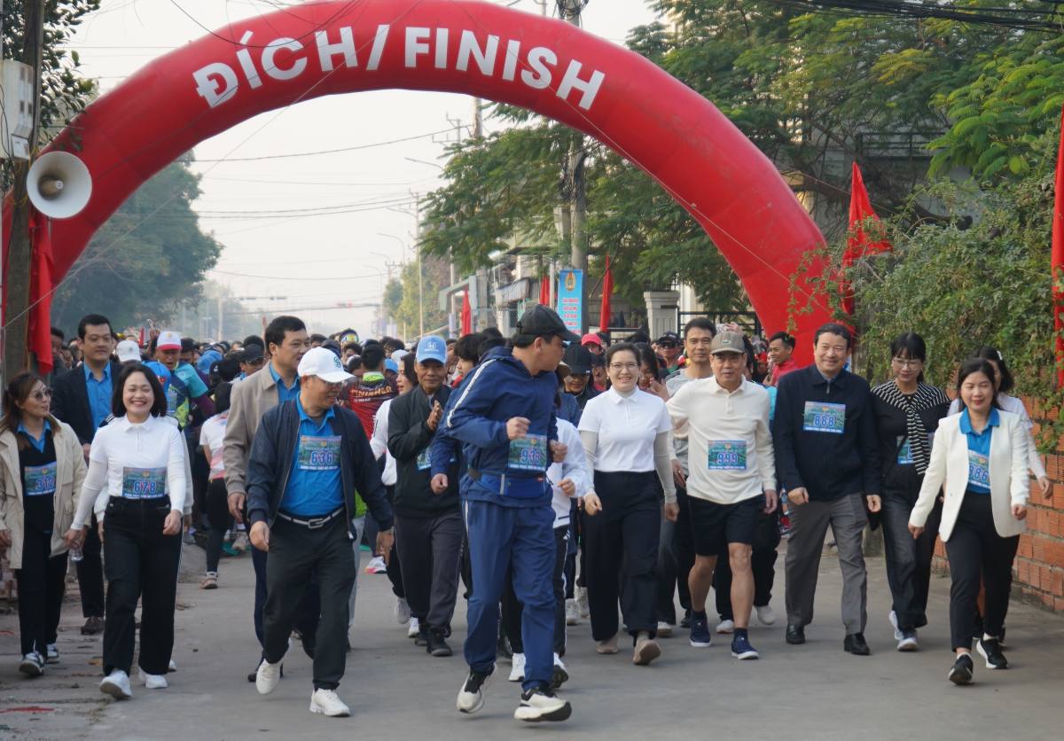 Lanh dao LDLD TP Hai Phong, phuong Thuy Nguyen, Thien Huong cung tham gia giai voi doan vien, nguoi lao dong. Ảnh: Mai Dung