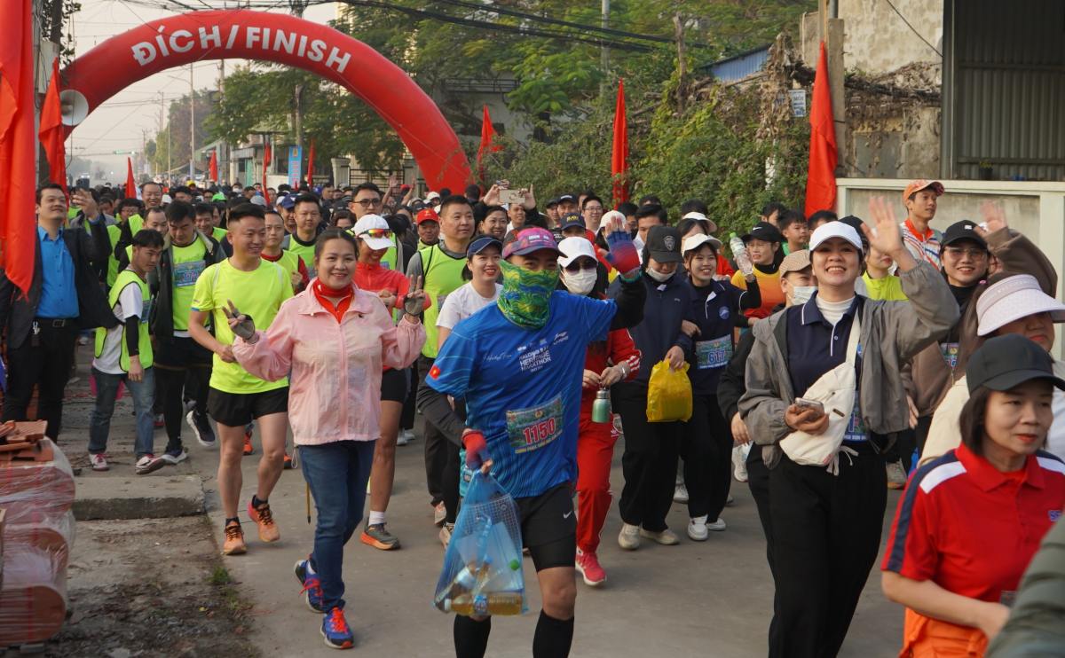 Nguoi lao dong hao hung tham gia giai di bo chinh phuc dinh Son Dao. Ảnh: Mai Dung