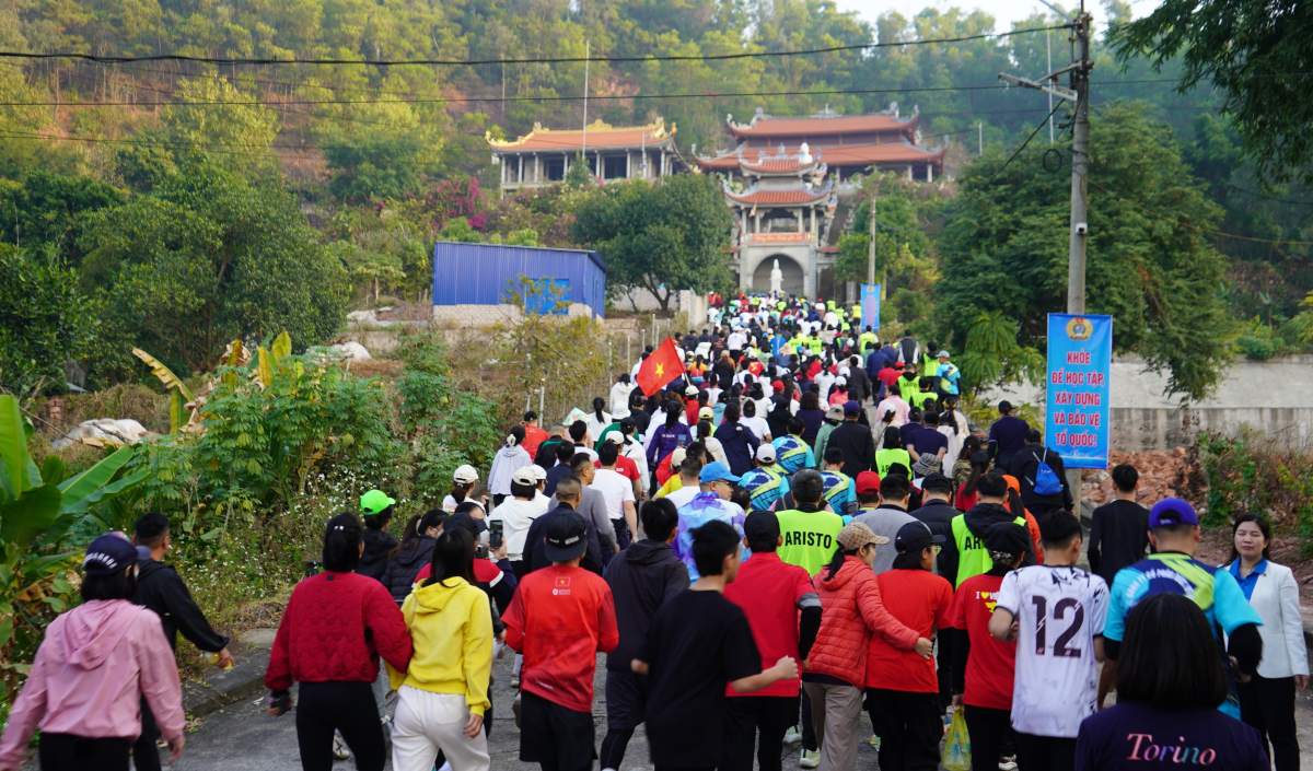 The tour to conquer Son Dao peak, Hai Phong attracted a large number of union members from 2 groups to participate. Photo: Mai Dung