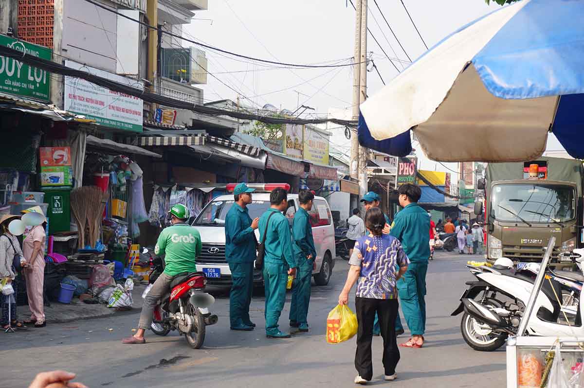 Anh huong tu vu chay khien giao thong qua cac tuyen duong Nguyen Duy Trinh, Nguyen Thi Dinh un u, nhieu phuong tien phai quay dau. Anh: Nhu Quynh