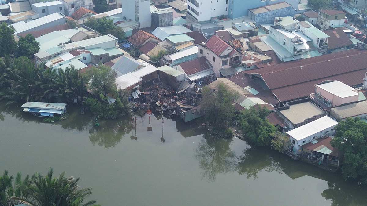 Hien truong chay day nha trong cho Binh Trung, giap khu vuc bo song. Anh: Anh Tu