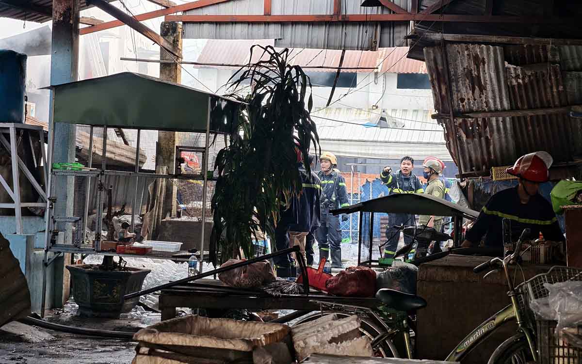 Nhieu can nha lien ke bi chay rui. Anh: Anh Tu