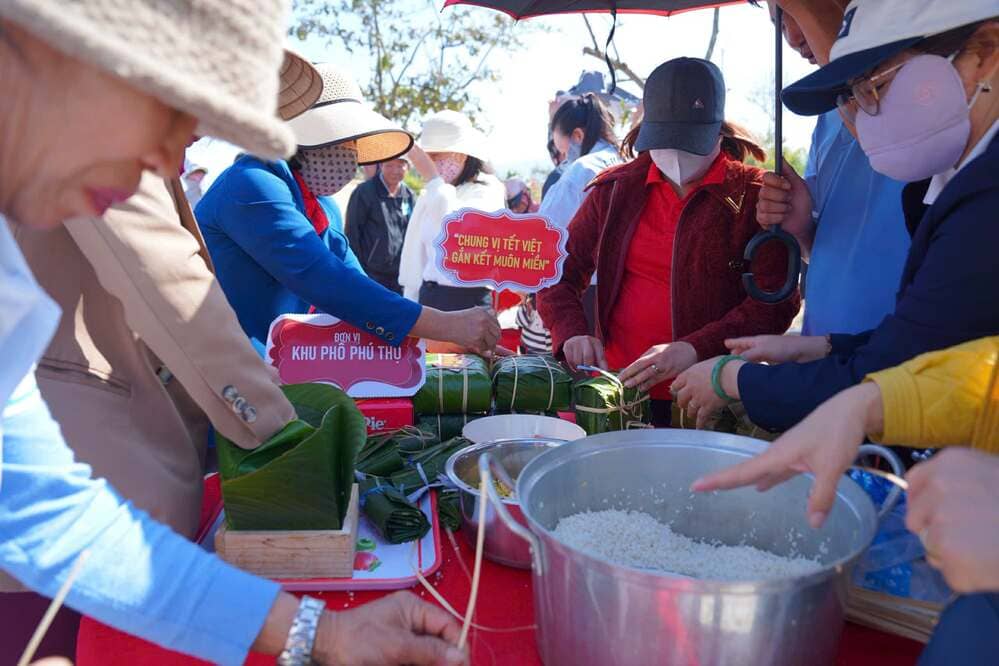 Ben canh do, tai khong gian “Vi Phuc sum vay“, nguoi tham du con duoc trai nghiem goi banh chung, banh tet, va xep mam co Tet de cung nhau cam nhan tinh than doan vien va gan ket. Anh: Ban to chuc