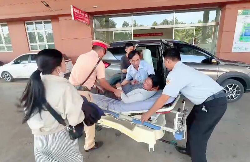 ドンナイ省交通警察は最近、脳卒中を起こした男性を誘導し、タイムリーな救急搬送を支援しました。写真:ドゥック・アイン/公安省電子情報ポータル