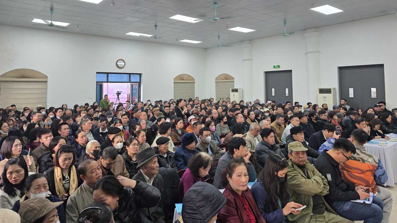 People come to Yen Hoa Ward People's Committee to hear information about the Ring Road 2.5 project. Photo: Song Huu