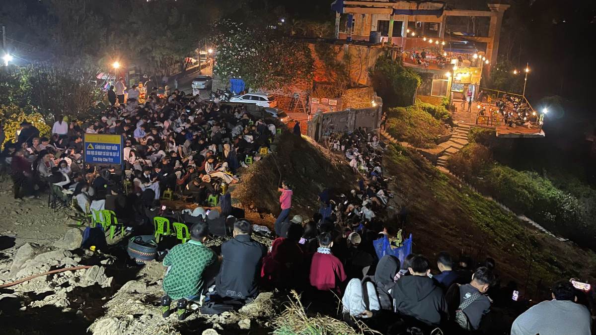 Nghinh Phong Cape in Vung Tau is crowded with visitors from 3 am waiting to welcome sunrise on the sea. Photo: NVCC