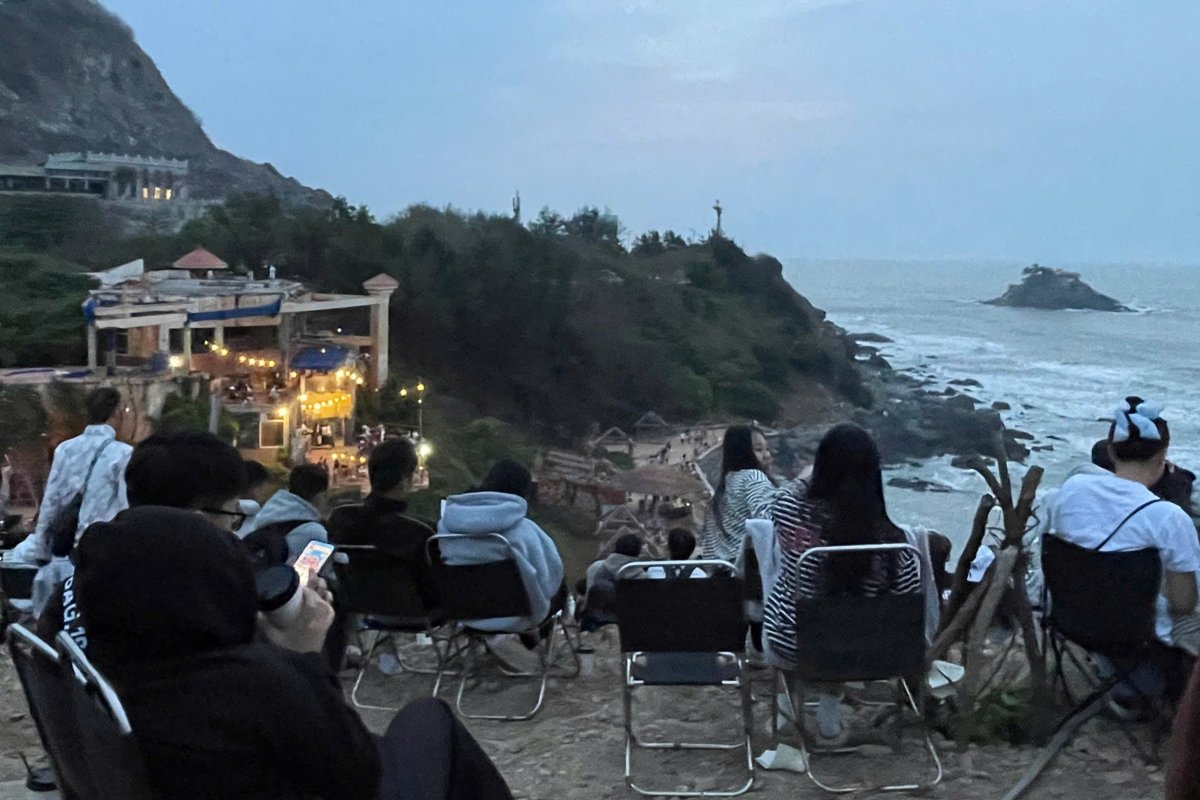 Thoi tiet nhieu suong mu tren bien nen binh minh khong ruc ro nhu mong doi. Anh: Thanh An