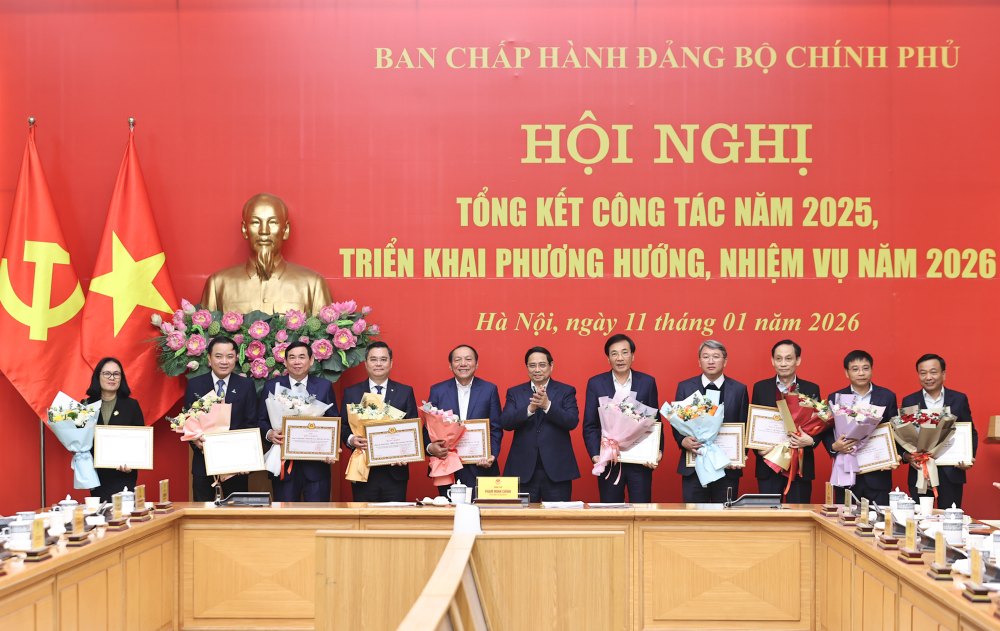 Thu tuong Chinh phu Pham Minh Chinh trao Bang khen cua Dang uy Chinh phu tang cac to chuc dang va can bo, dang vien co thanh tich xuat sac. Anh: VGP/Nhat Bac
