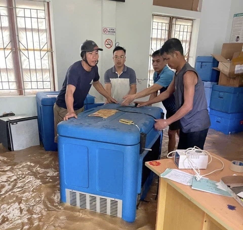 The medicine warehouse of Tuong Duong Medical Center (Nghe An) was deeply flooded during the July 2025 floods. Photo: Ngoc Anh