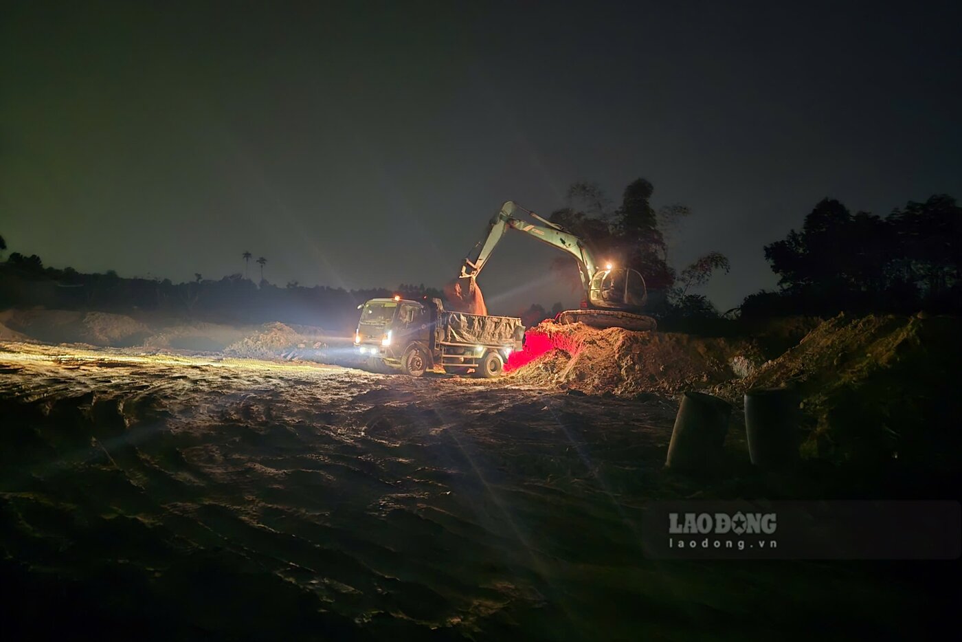 Nhóm đất tặc chuyển sang hoạt động về đêm sau khi bị phát hiện và buộc dừng. Ảnh: Tô Công.