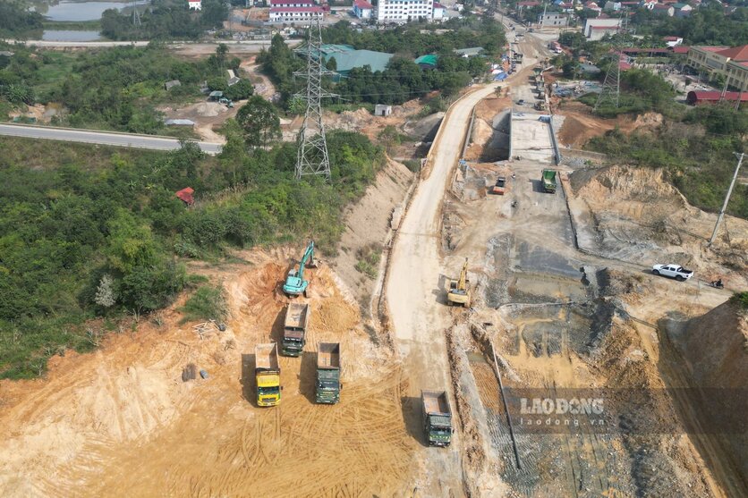 Hoạt động san hạ cốt nền, chở đất ven tuyến đường liên vùng kéo dài đang thi công (đoạn giáp cầu vượt đường Hồ Chí Minh). Ảnh: Tô Công.