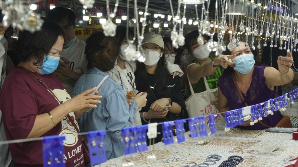 Agree to let Ngoi Sao Bien Company represent Phu Quoc night market traders in managing electricity and water, fire prevention and fighting, security and order, food hygiene, environment,... Photo: Nguyen Anh
