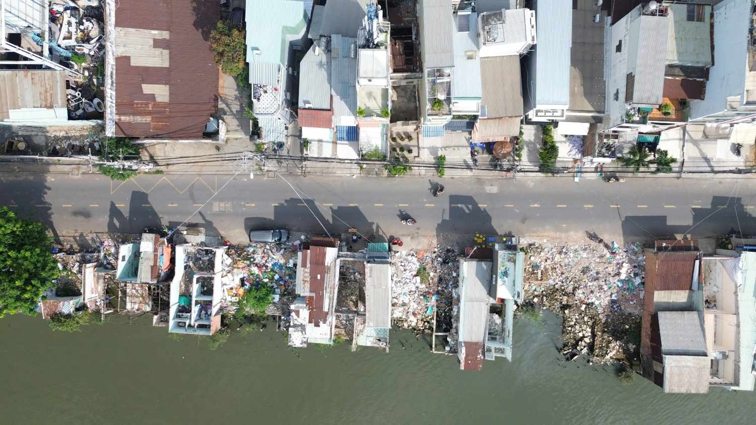 Houses along the North bank of the double canal have been cleared. Photo: Anh Tu