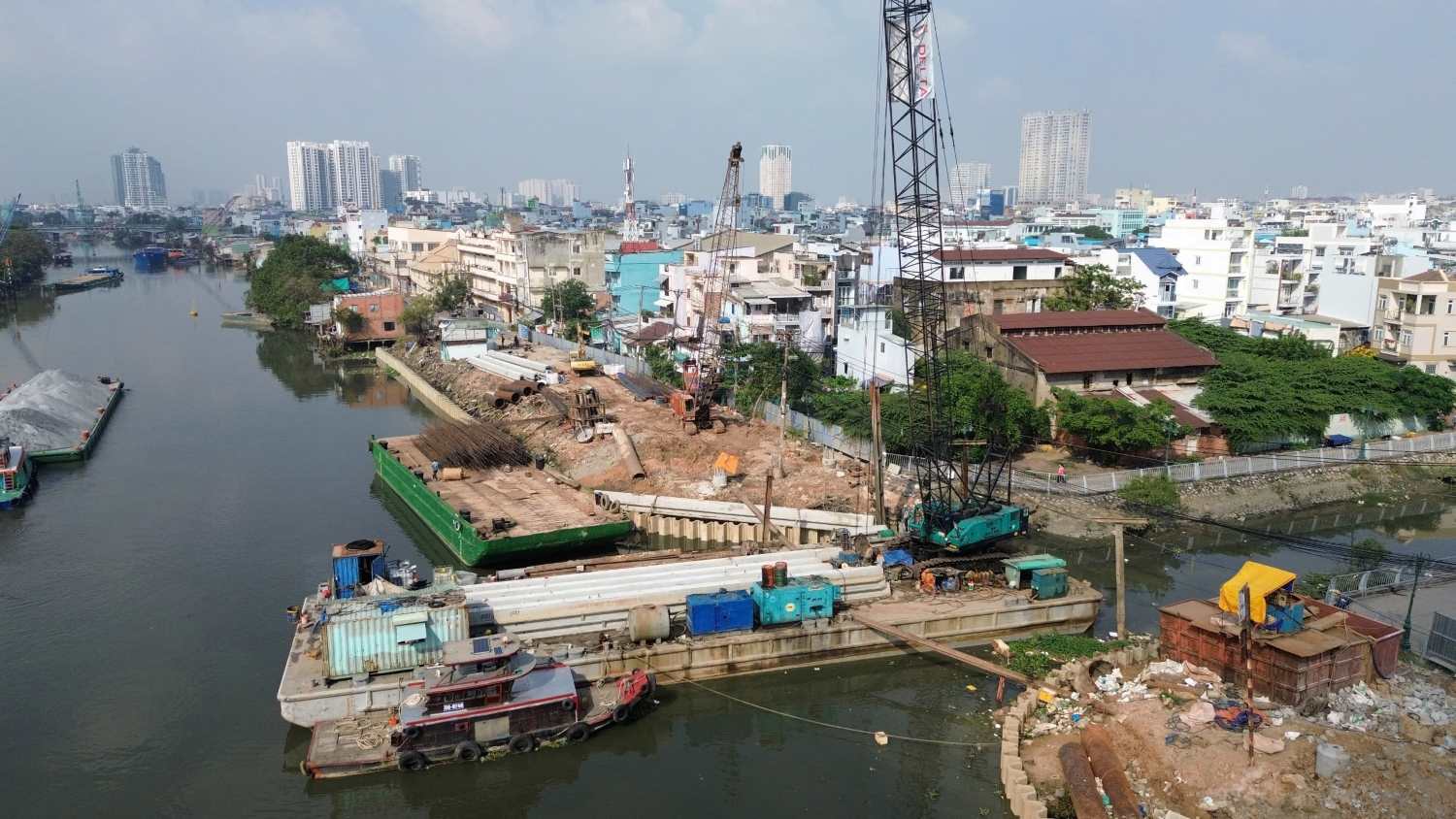 Thi cong tai khu vuc da duoc ban giao mat bang sach. Anh: Anh Tu