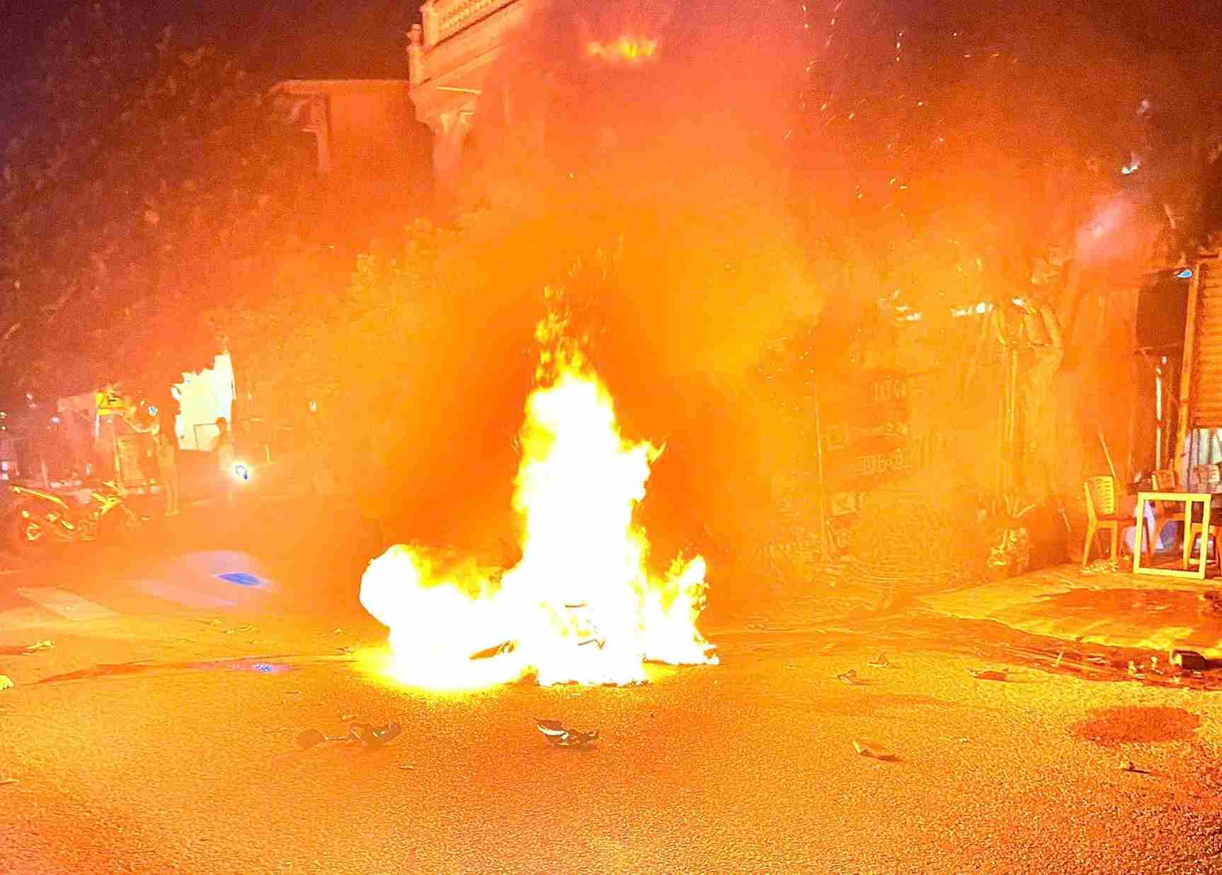 After the accident, two motorbikes caught fire fiercely. Photo: provided by readers