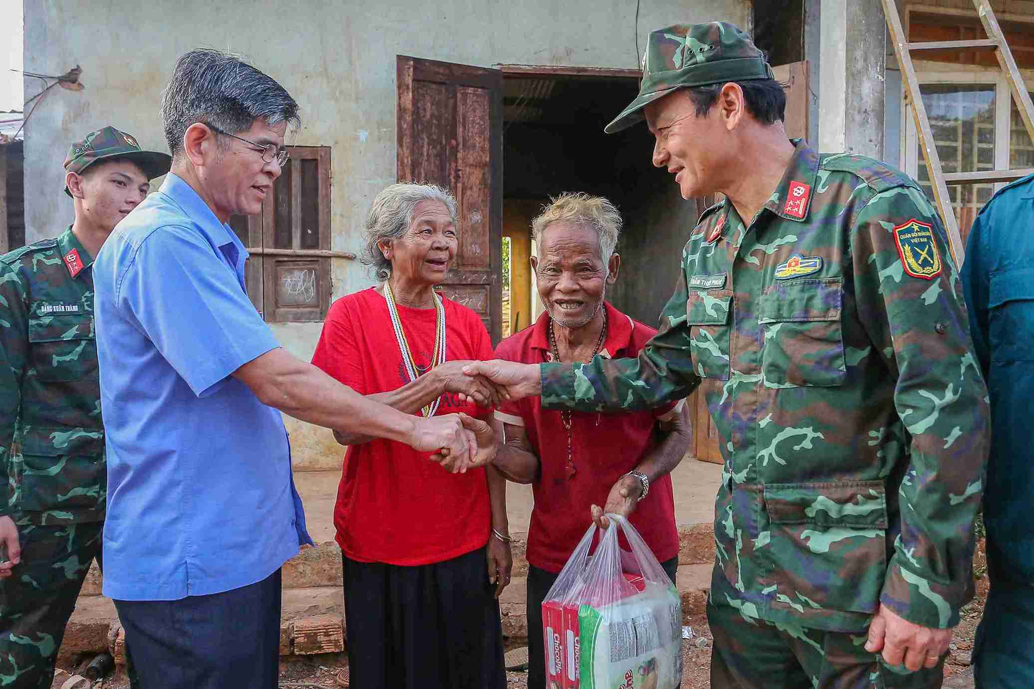Dai dien lanh dao Quan khu 7 va lanh dao xa Cat Tien 3 trao tang qua va chuc mung gia dinh ong K'Dung co mai nha moi. Anh: Phuc Khanh 