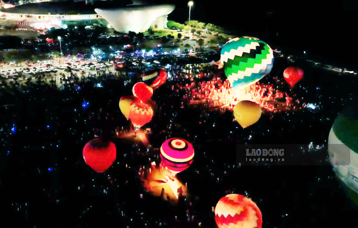 Wind cau festival at 30/10 Square, Ha Long ward, Quang Ninh province. Photo: Doan Hung