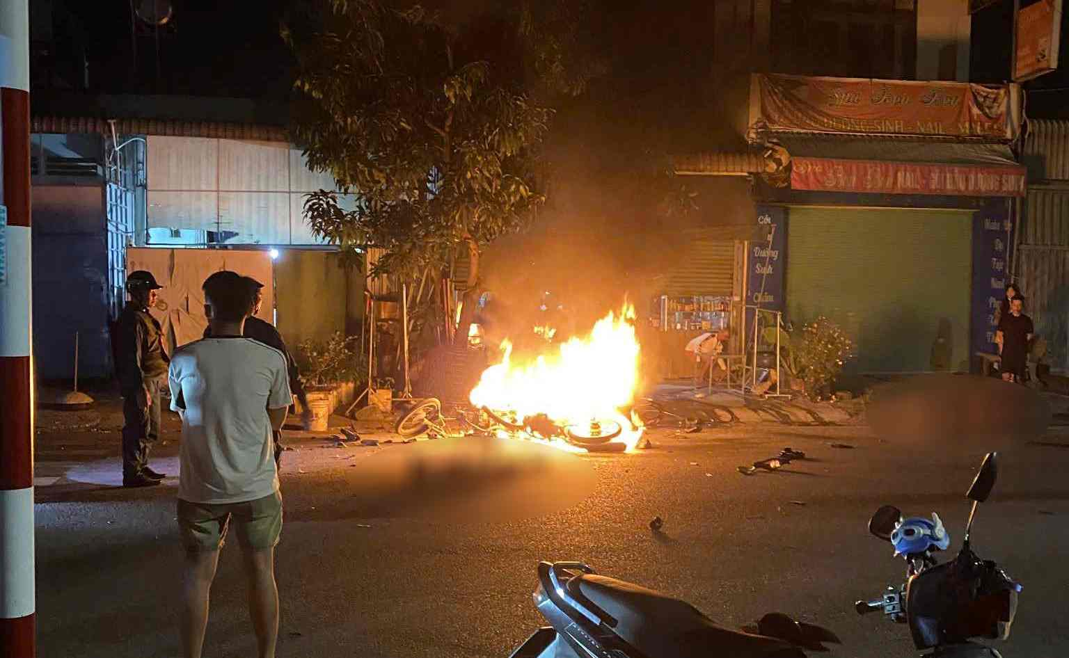 Motorbike collision then bursts into flames, killing 1 person. Photo: Reader provided