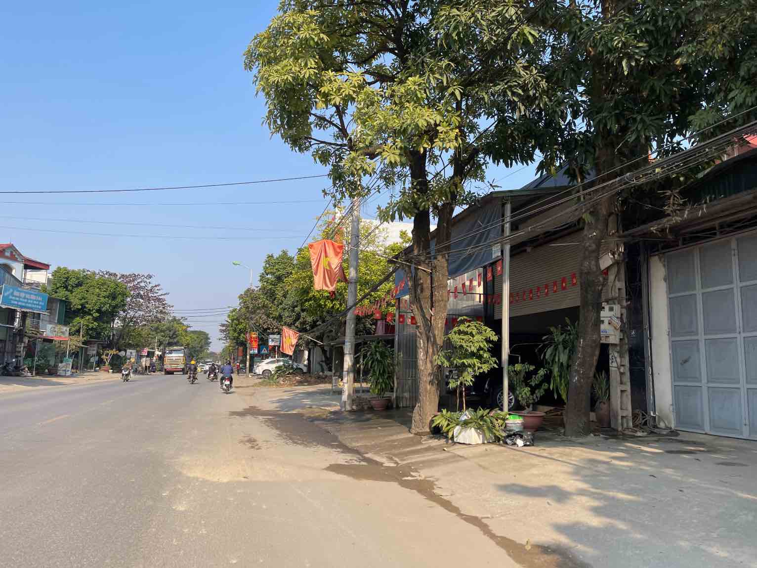 Doan duong gan khu vuc duong vao den Soc chua duoc giai phong mat bang de trien khai du an. Anh: Khanh An