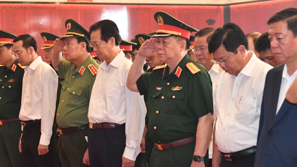 Doan cong tac danh phut mac niem tuong nho Chu tich Ho Chi Minh, cac anh hung, liet si, nguoi co cong. Anh: Phuong Vu