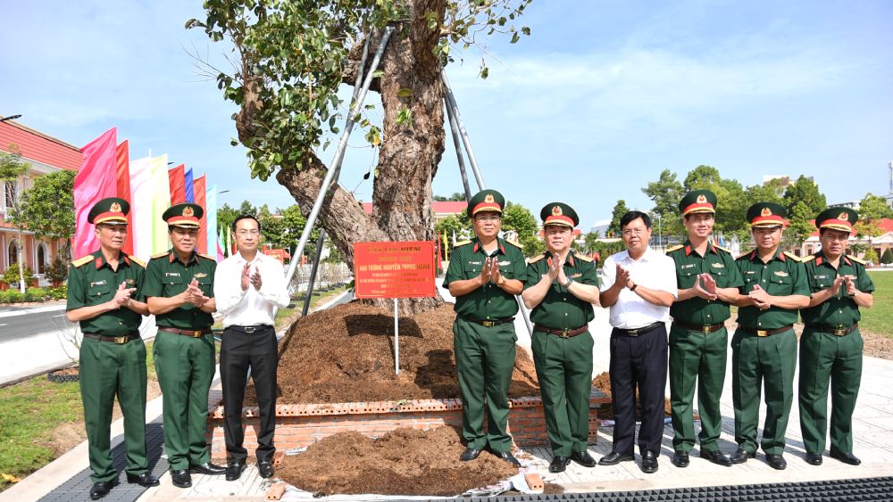 Dai tuong Nguyen Trong Nghia va cac dong chi lanh dao trong cay luu niem tai Bo Chi huy Quan su tinh An Giang. Anh: Phuong Vu
