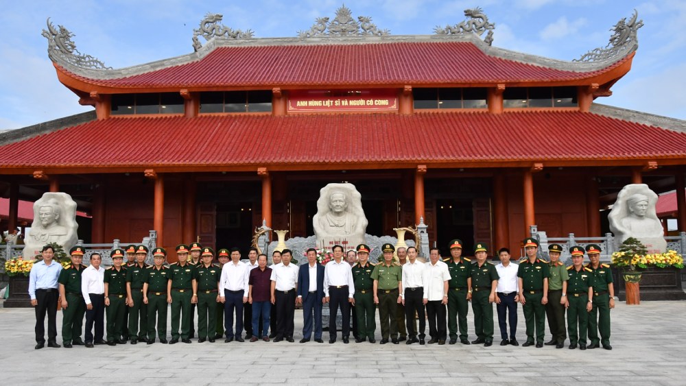 Doan cong tac chup anh luu niem tai Den tuong niem anh hung liet si va nguoi co cong. Anh: Phuong Vu