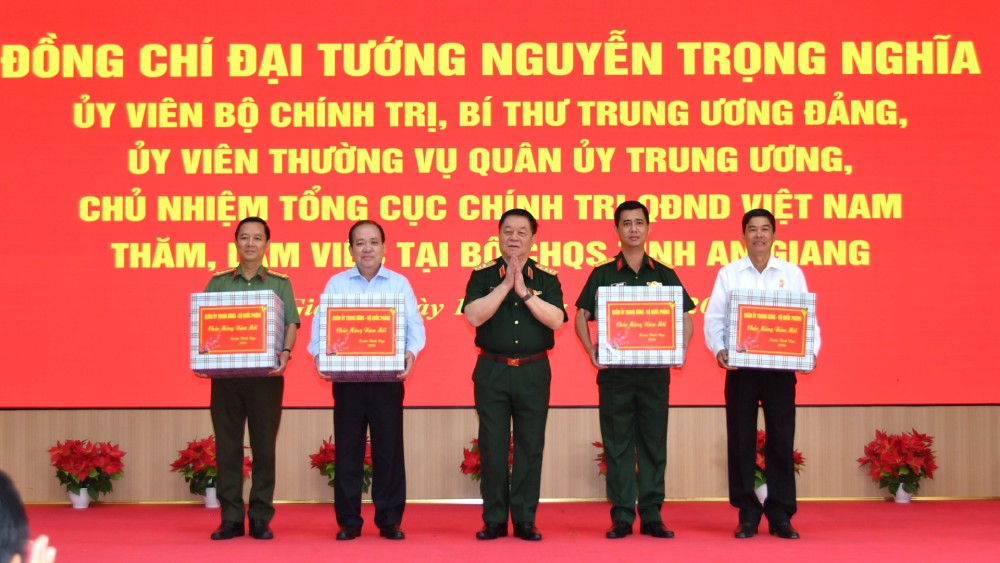 General Nguyen Trong Nghia presents gifts to the Provincial Party Committee, People's Council, People's Committee of An Giang province and collectives of An Giang province. Photo: Phuong Vu